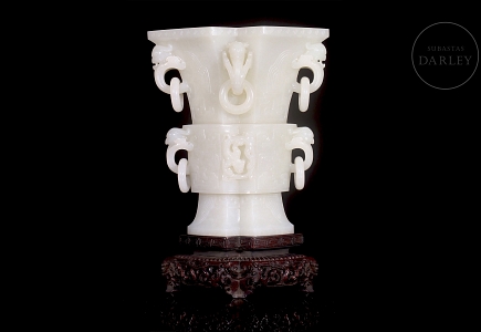 Jarrón romboidal de jade blanco, dinastía Qing