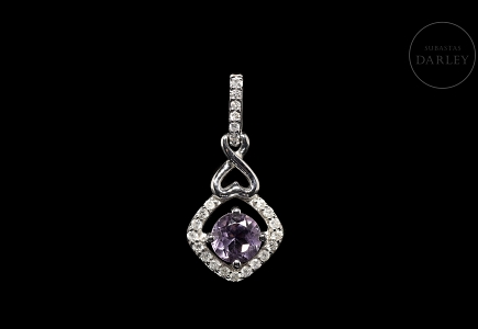 Colgante de oro blanco de 18 kt con amatista y diamantes