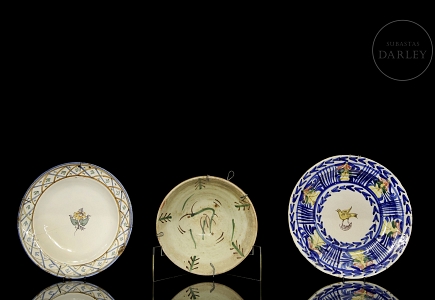 Tres platos de cerámica policromada, pps. s.XX