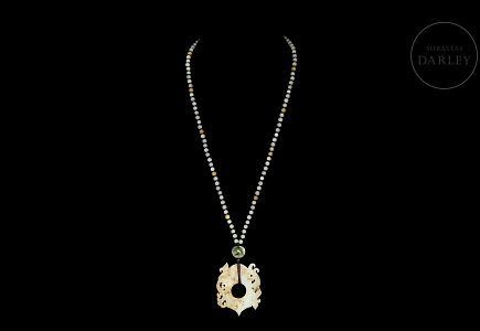 Collar con colgante de jade tallado y cuentas de colores, s.XX