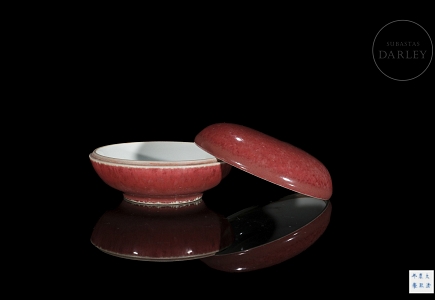 Caja de porcelana con esmalte rojo, dinastía Qing