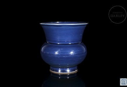 Recipiente de cerámica con esmalte azul, dinastía Ming