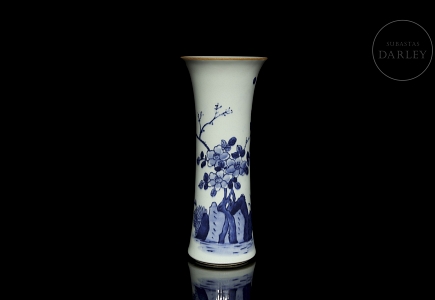 Jarrón de porcelana azul y blanca 
