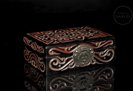 Caja de madera lacada