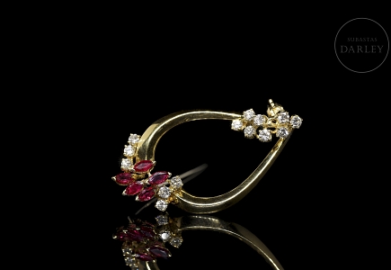 Broche de oro amarillo de 18 kt con rubíes y diamantes