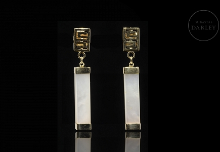 Pendientes con movimiento en oro amarillo  de 18 kt y nácar