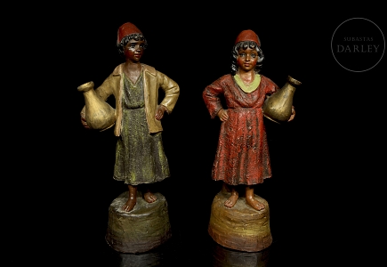 Pareja de figuras de terracota estilo orientalista, s. XX