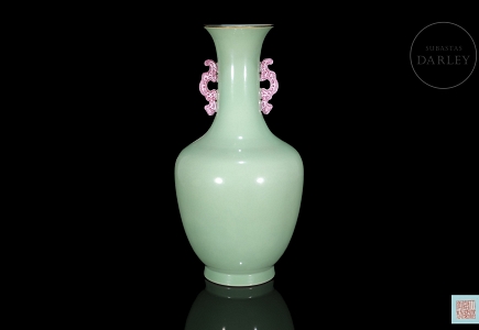 Jarrón de porcelana con esmalte celadón, dinastía Qing