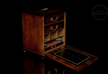 Escritorio de viaje de estilo victoriano