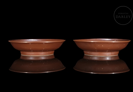 Pareja de platos de porcelana esmaltada, dinastía Ming