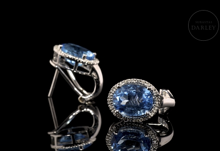 Pendientes en oro blanco de 18 kt con topacios y diamantes