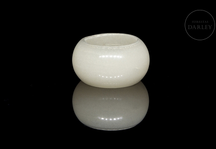 Anillo tallado en jade blanco, s.XX