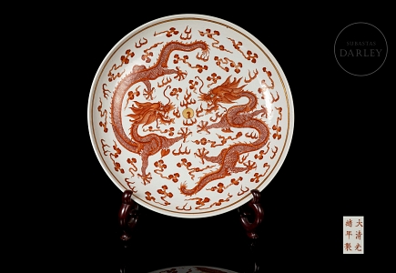 Plato de porcelana con esmalte rojo 
