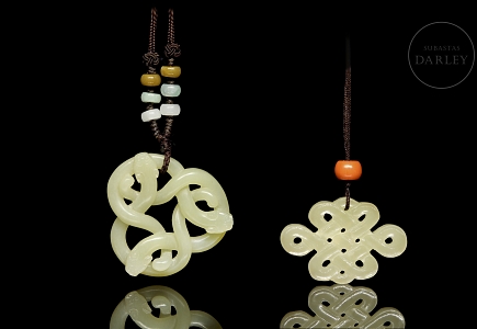 Dos colgantes de jade tallado, s.XX