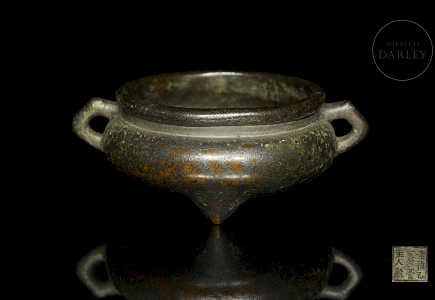 Incensario trípode de bronce patinado, con sello Chongzhen