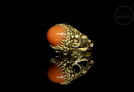 Anillo de oro amarillo de 18k con coral