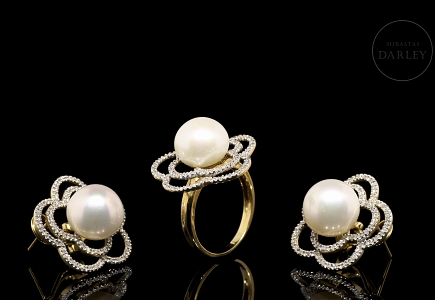 Conjunto en oro amarillo de 18K con perlas y diamantes