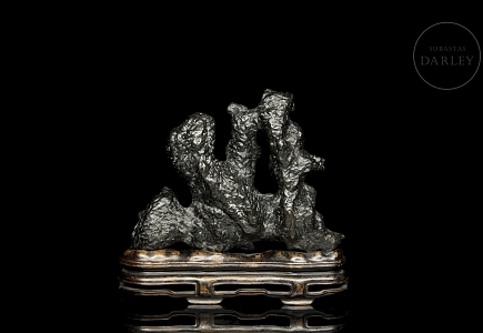 Roca de erudito con peana de madera, dinastía Qing