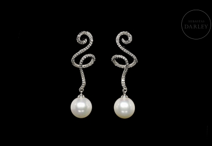 Pendientes con perla y diamantes en oro blanco de 18K
