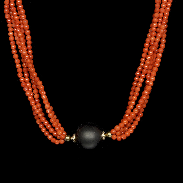 Collar de cuentas coral con esfera negra