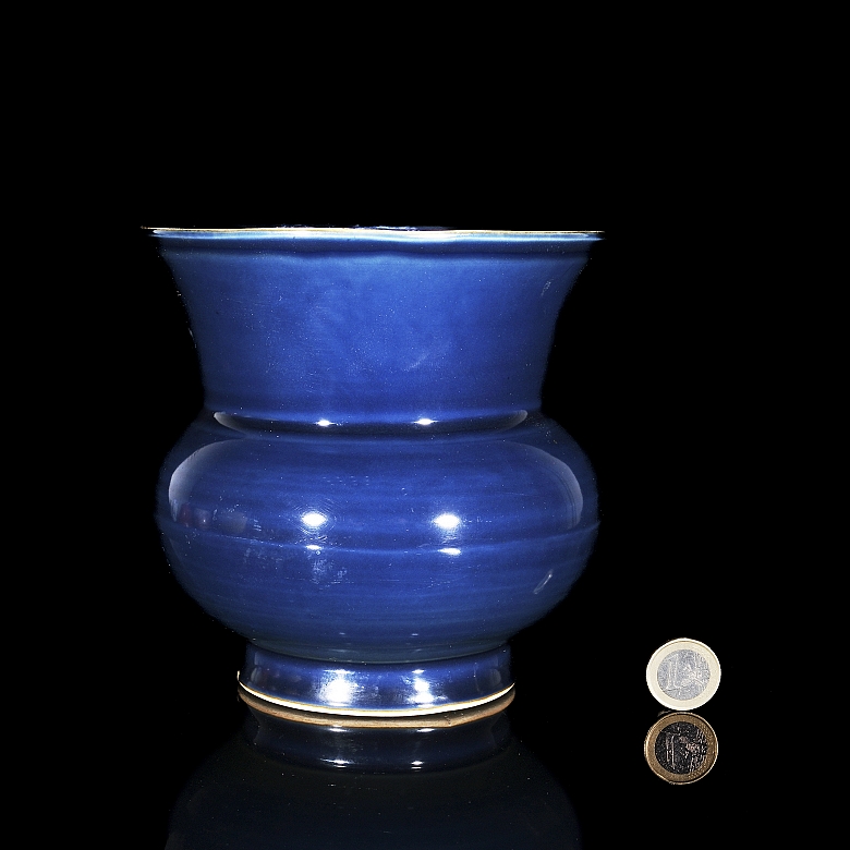 Recipiente de cerámica con esmalte azul, dinastía Ming