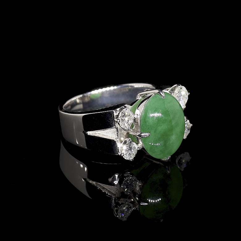 Anillo de oro blanco de 18k con jadeíta y brillantes