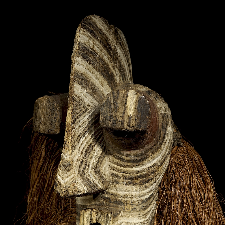 Máscara Kifwebe Songye con Traje de Rafia, R.D. del Congo, s.XX