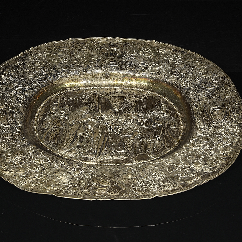 Bandeja de estilo historicista en plata repujada, s. XIX–XX