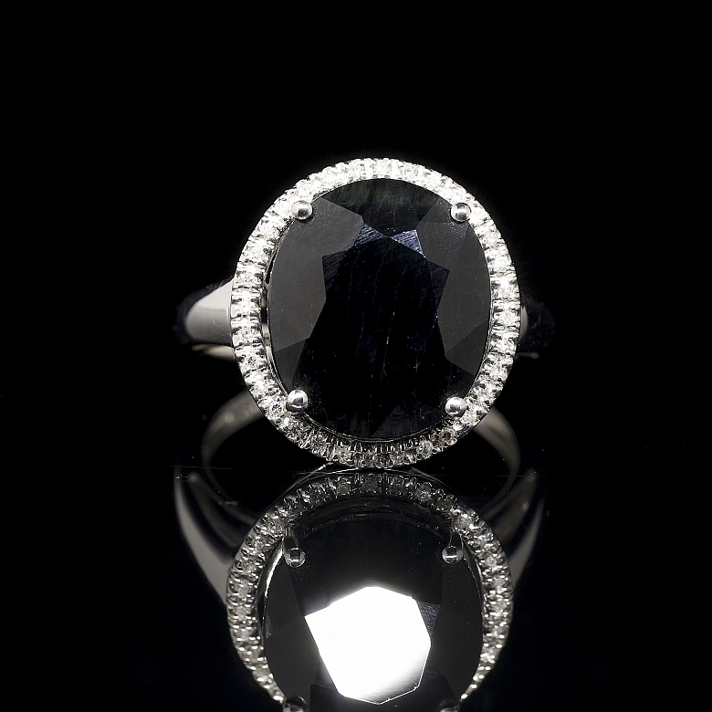 Anillo con zafiro y diamantes en oro blanco de 18k