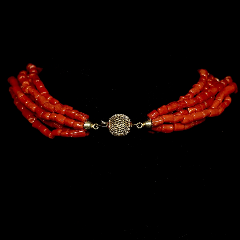 Collar de oro amarillo de 18k con cuentas de coral