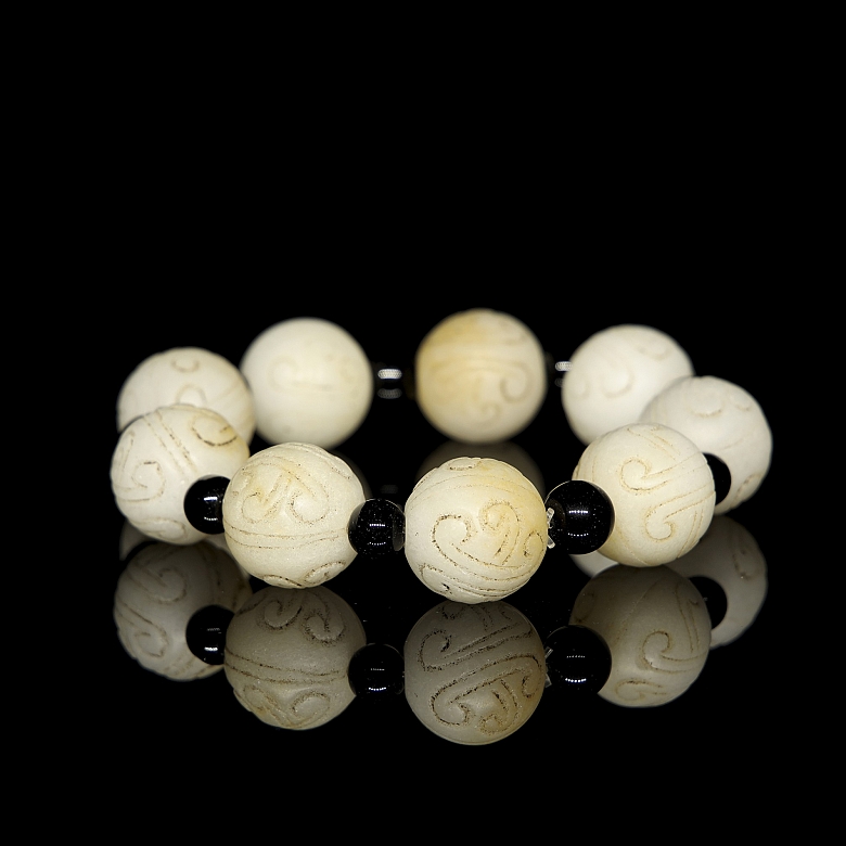 Jade bead bracelet, 20th century