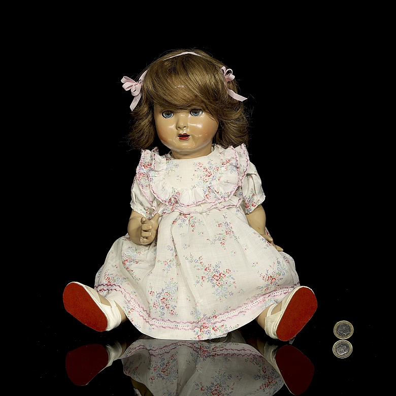 Muñeca clásica Mariquita Pérez en cartón piedra, con vestido floral, España, c. 1945-1952