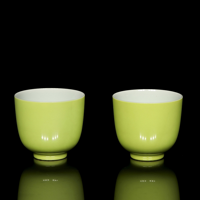 Pareja de tazas de porcelana con esmalte lima, con marca Kangxi