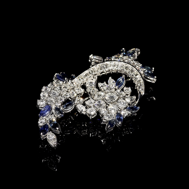 Broche con zafiros y diamantes en oro blanco de 18 kt