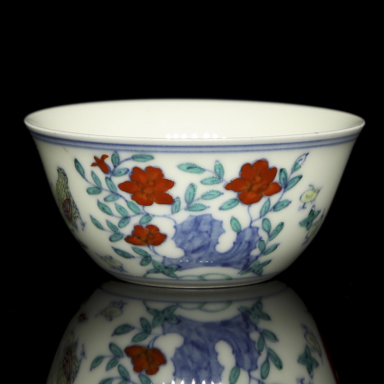 Polychrome porcelain bowl ‘Roosters and peonies’, with Chenghua seal