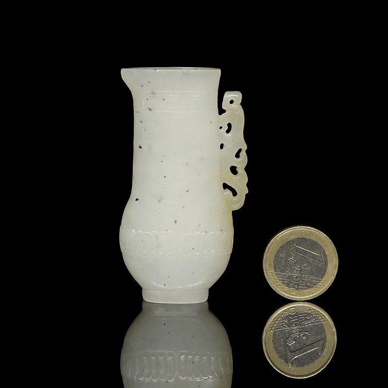 Pequeño jarrón de jade blanco, dinastía Qing