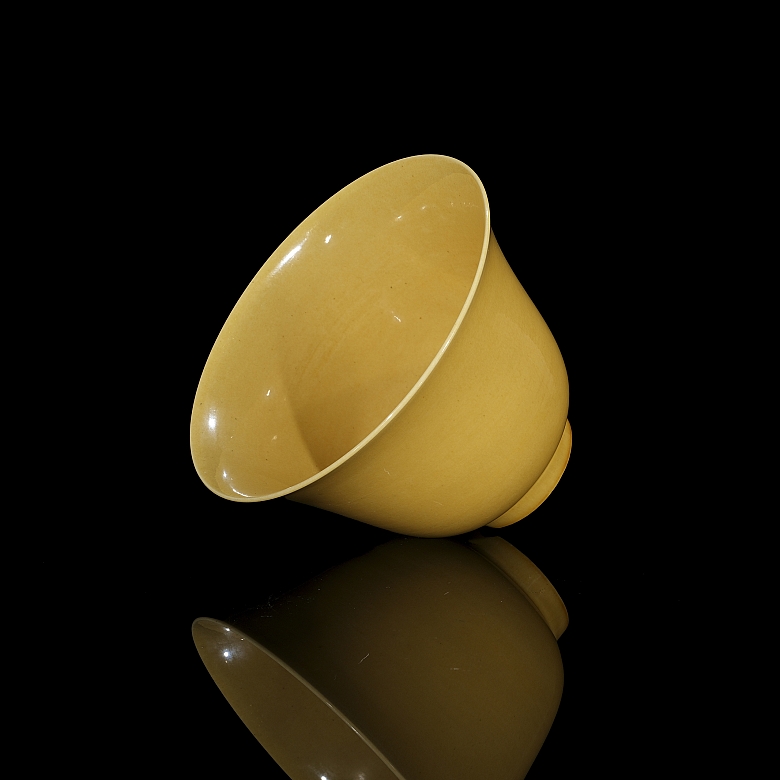 Cuenco de porcelana con esmalte amarillo, dinastía Ming
