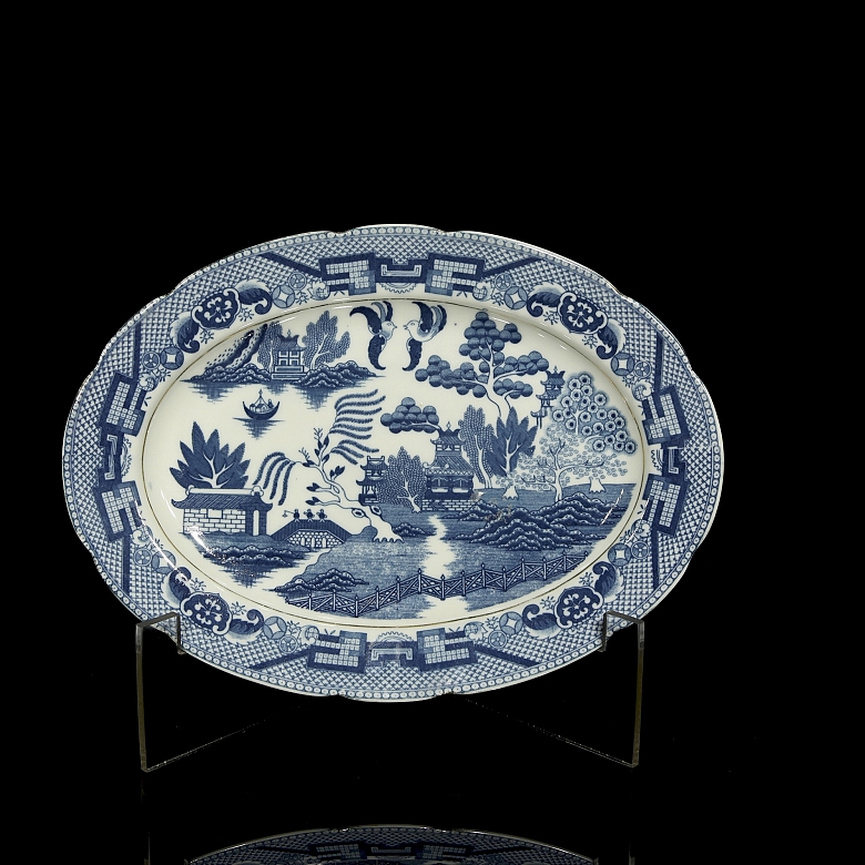 椭圆柳叶纹蓝瓷托盘，十九世纪