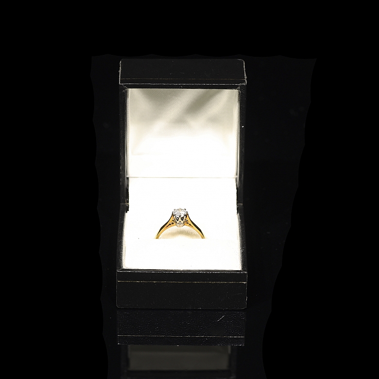 Antiguo anillo solitario de oro amarillo con diamante