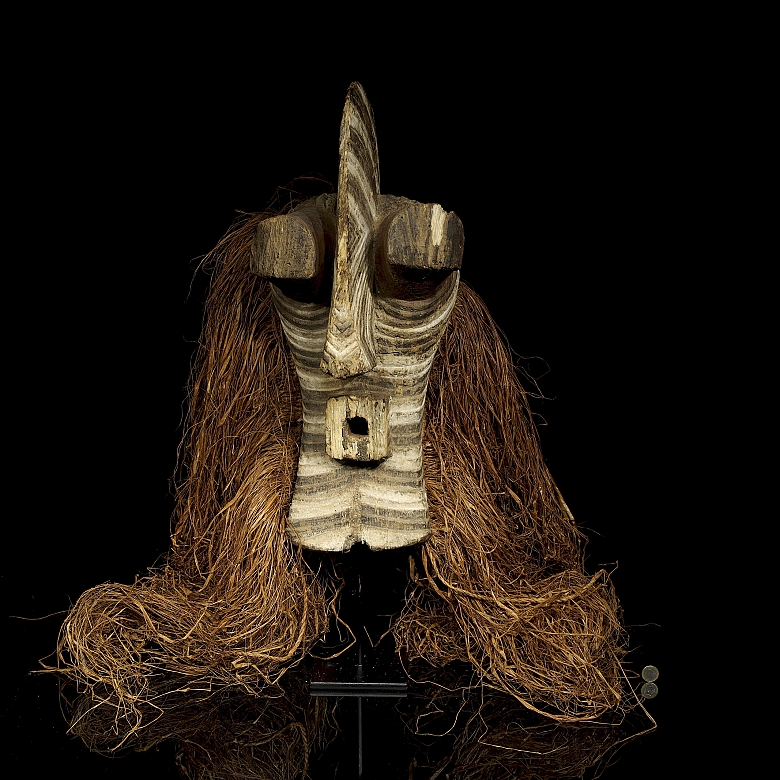 Máscara Kifwebe Songye con Traje de Rafia, R.D. del Congo, s.XX