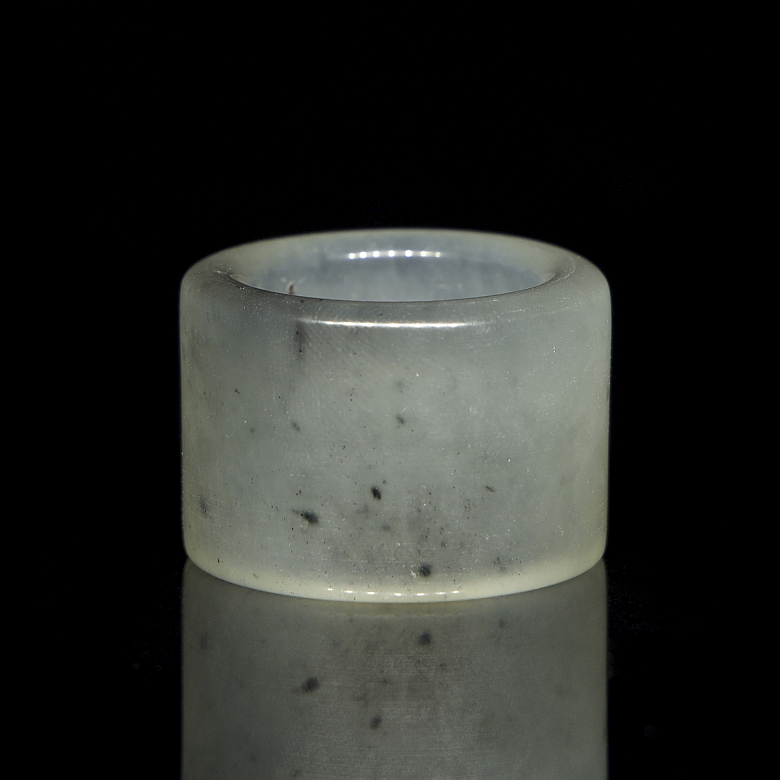 Anillo de arquero de jade blanco tallado, s.XX