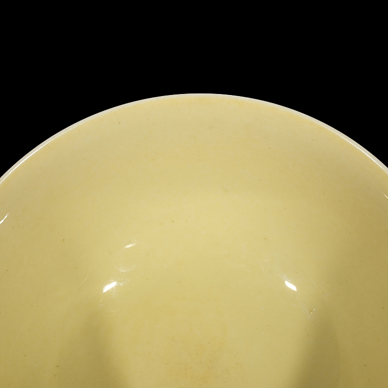 Taza de porcelana con esmalte amarillo, dinastía Ming
