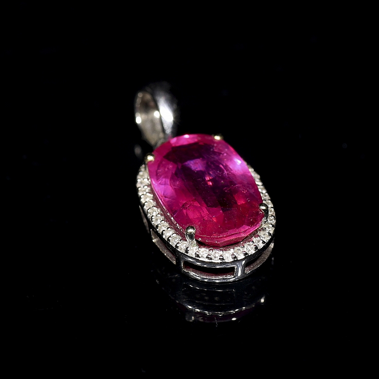 Colgante en oro blanco de 18k con rubí y diamantes