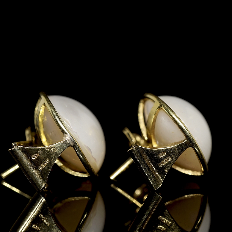 Pareja de pendientes de oro amarillo de 18k con madreperlas