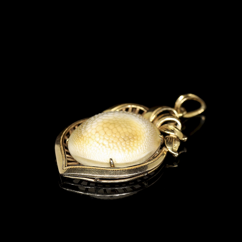 Colgante de oro amarillo de 18 kt con concha, estilo Eduardino