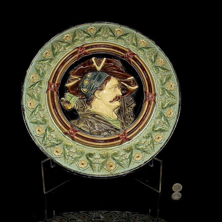 Large majolica portrait dish, 19th century - 9