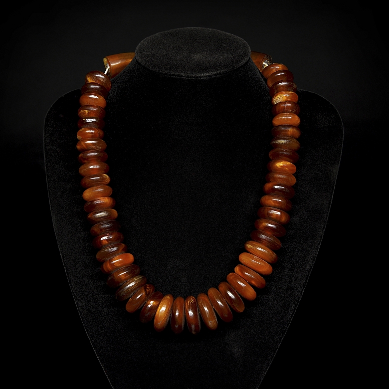 Conjunto de collar y figura de asta tallada, s.XX