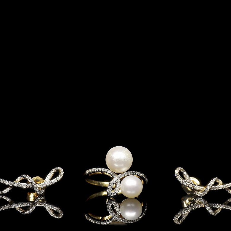 Conjunto de anillo y pendientes de oro amarillo de 18k, perlas y diamantes