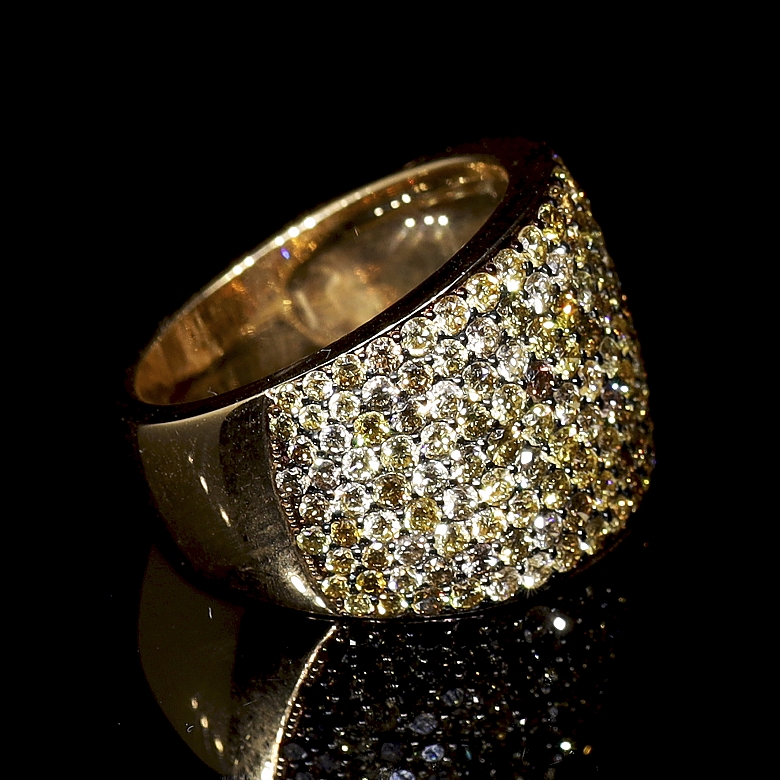 Sortija de oro rosa de 18K con pavé de diamantes Fancy Yellow