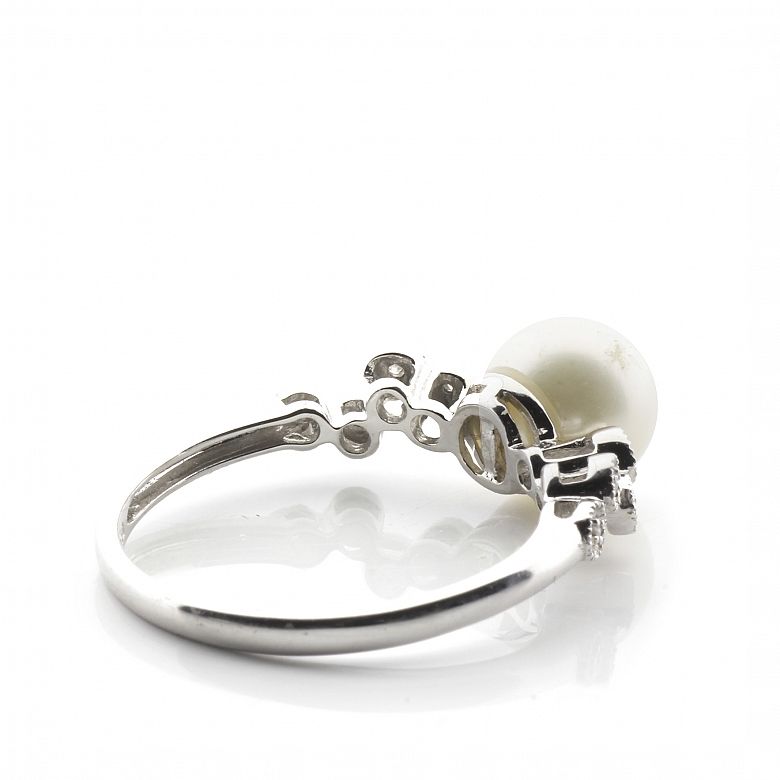 Anillo en oro blanco de 18K con perla y diamantes